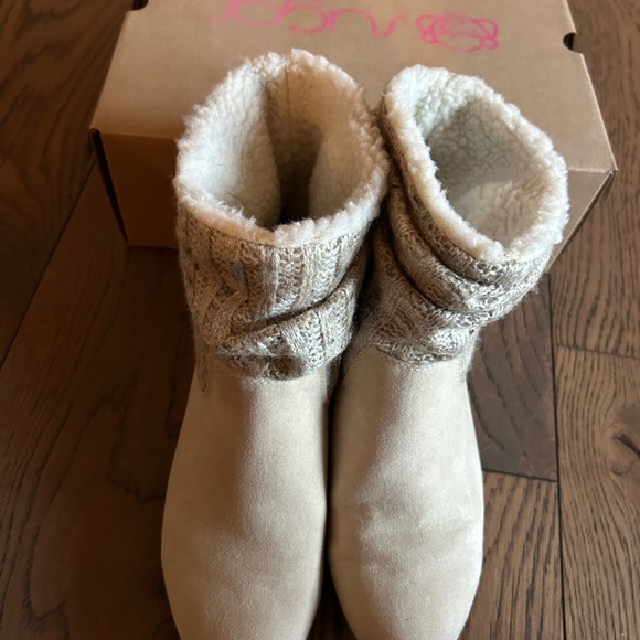 Sugar Cream Color Woman’s Suede Ankle Boots with Knit Cuff Like New! Size 8M - Picture 5 of 9
